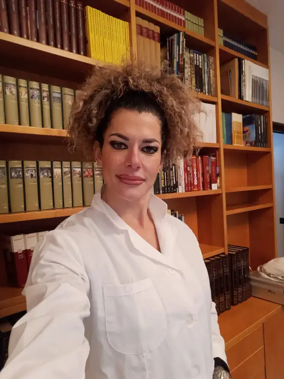 La dottoressa Manuela Dursi in camice nel suo studio
